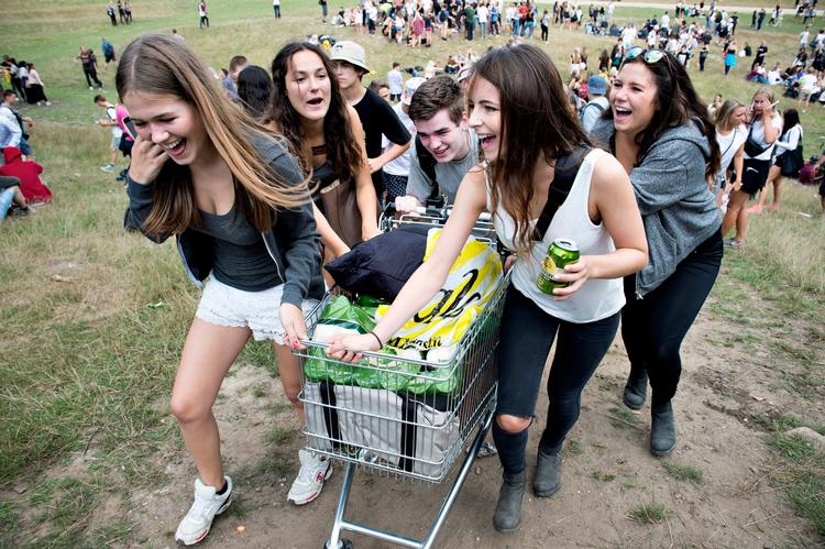 Voldsomt i Ulvedalene i Dyrehaven nord for København, hvor de unge fejrer at gymnasieåret er gået i gang, har været tæt på at koste liv. Arkivfoto Lars Krabbe