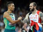 Tyrkiets Ramil Guliyev (th.) siger for duellen til Wayde van Niekerk, da han har nedkæmpet sydafrikaneren og snuppet VM-guldet på 200 meter. 