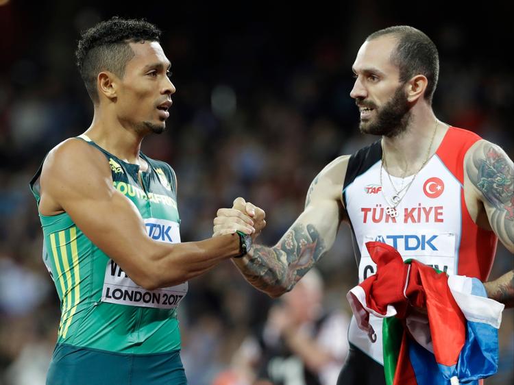 Tyrkiets Ramil Guliyev (th.) siger for duellen til Wayde van Niekerk, da han har nedkæmpet sydafrikaneren og snuppet VM-guldet på 200 meter. 