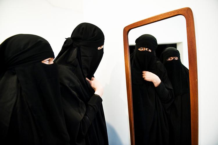 Århus Kunstbygning lagde tidligere i år lokaler til en udstilling, 
hvor man kunne låne  burka, mens man så den øvrige udstilling. Nu kan et forbud i det offentlige rum være på vej.
   