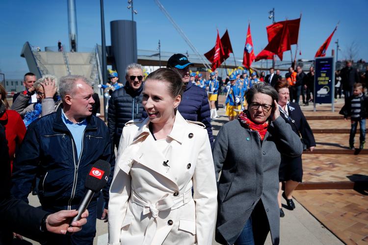 Partiformand Mette Frederiksen (i midten) og resten af Socialdemokratiet skal ved efterårets kommunalvalg forsøge at generobre magten i nogle af de byer, som de mistede under valget i 2013. 