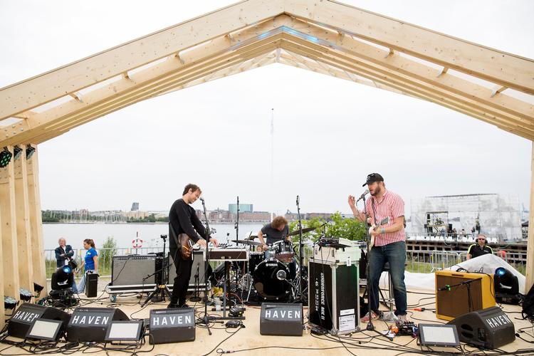 Haven-festival åbnede fredag klokken 14 med en minikoncert med nogle af hovednavnene, nemlig Dessner-brødrene fra The National og Justin Vernon, bedre kendt som Bon Iver. 