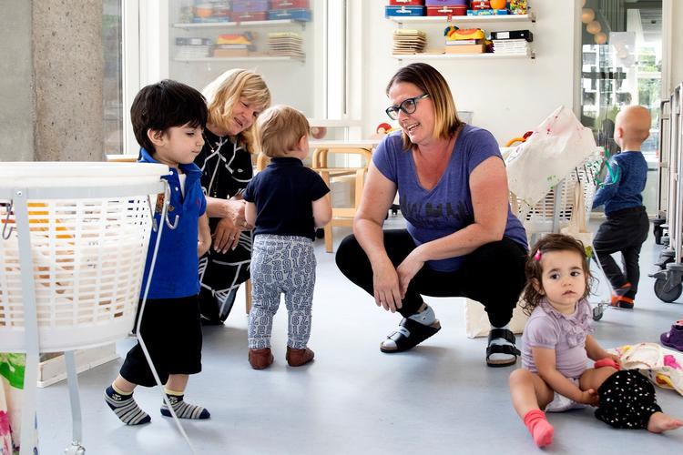 Børn i daginstitutionen Sejlhuset i Ørestad er vågnet efter middagslur og i gang med at tage tøj på. I Sejlhuset har de udarbejdet retningslinjer for, hvordan de tackler børns nysgerrighed på kroppen. Københavns Kommune ønsker med ny satsning at få alle daginstitutioner til at lave lokale retningslinjer for arbejdet med børns seksualitet. 
     