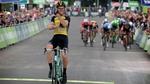 Lars Boom sender et aggressivt signal ved passagen af målstregen som vinder af 5. etape i BinckBank Tour. 