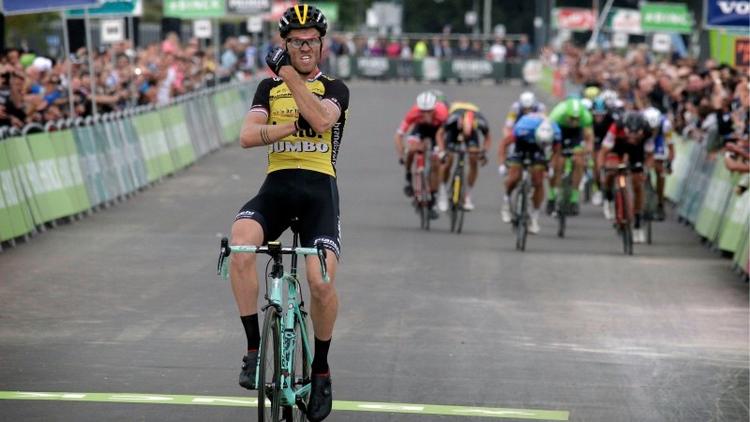 Lars Boom sender et aggressivt signal ved passagen af målstregen som vinder af 5. etape i BinckBank Tour. 