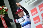 Alexander Kristoff iført sin EM-trikot hyldes for triumfen på hjemmebane. Foto: ASO/Pauline Ballet. 