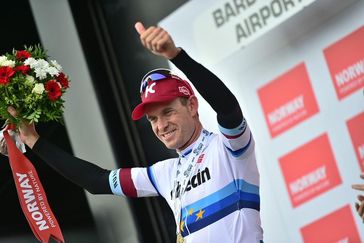 Alexander Kristoff iført sin EM-trikot hyldes for triumfen på hjemmebane. Foto: ASO/Pauline Ballet. 
