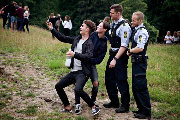 Mandsopdækning af gymnasieelevernes puttefest i Dyrehaven nord for København fredag aften.
   