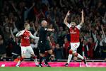 Arsenals Olivier Giroud jubler efter at have scoret mod Leicester i sæsonåbningen. 