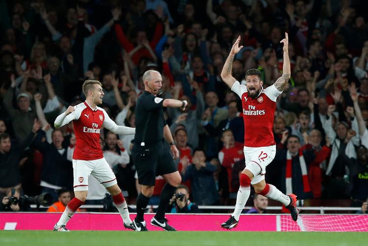 Arsenals Olivier Giroud jubler efter at have scoret mod Leicester i sæsonåbningen. 