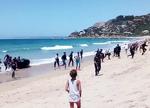 På en strand nær Cadiz i Andalusien fik turisterne sig onsdag en overraskelse, da en gummibåd med omkring 40 migranter pludselig nåede strandkanten. Migranterne var væk, inden redningsfolk og politi nåede frem. 
