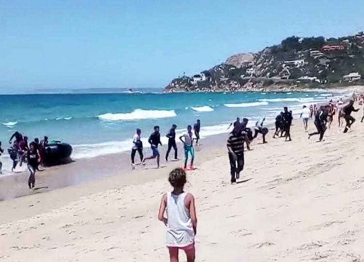 På en strand nær Cadiz i Andalusien fik turisterne sig onsdag en overraskelse, da en gummibåd med omkring 40 migranter pludselig nåede strandkanten. Migranterne var væk, inden redningsfolk og politi nåede frem. 