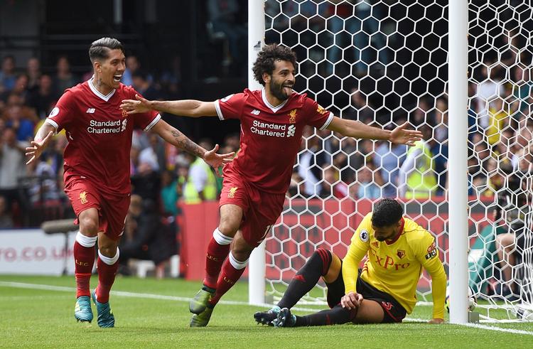 Det lignede en Liverpoolsejr, da debutanten Mohamed Salah (th.) scorede på et oplæg fra Firminho, der havde udlignet til 2-2 på et straffespark begået mod Salah. 