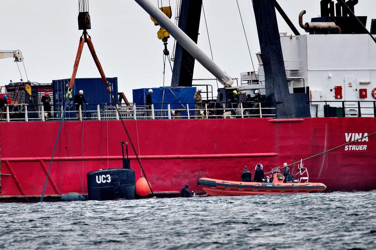 Den hjemmebyggede ubåd blev lørdag eftermiddag hævet op af vandet i Øresund, cirka 2 sømil fra Dragør havn.  