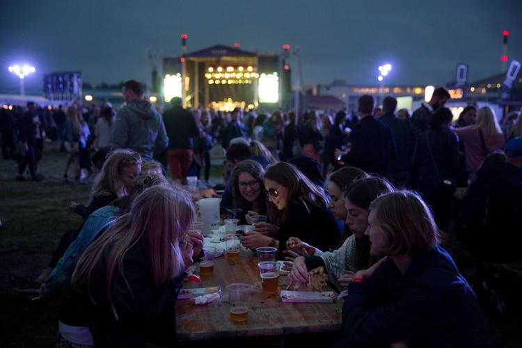 Haven Festival - den nye festival har budt på lange køer til madboder og toiletter - og så er der blevet solgt flere specialøl, end arrangørerne havde regnet med.
   