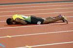 Jamaicas store sprinter Usain Bolt sluttede karrieren liggende på banen, efter han blev ramt af en skade sent lørdag aften under 4x100 meter-løbet i London.
   