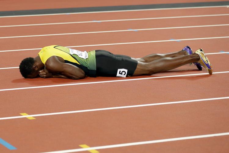 Jamaicas store sprinter Usain Bolt sluttede karrieren liggende på banen, efter han blev ramt af en skade sent lørdag aften under 4x100 meter-løbet i London.
   