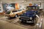 To forskellige klassikere på Volvos museum: Den blå Volvo 210 Duett og den bronzefarvede Volvo P1800 ES.  