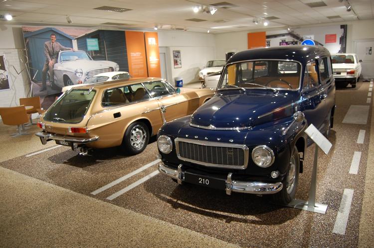 To forskellige klassikere på Volvos museum: Den blå Volvo 210 Duett og den bronzefarvede Volvo P1800 ES.  