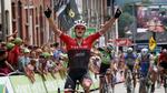 Jasper Stuyven holder hjem med et enkelt sekund til de nærmeste forfølgere, mens Tom Dumoulin i den grønne førertrøje jubler over sin samlede sejr. 