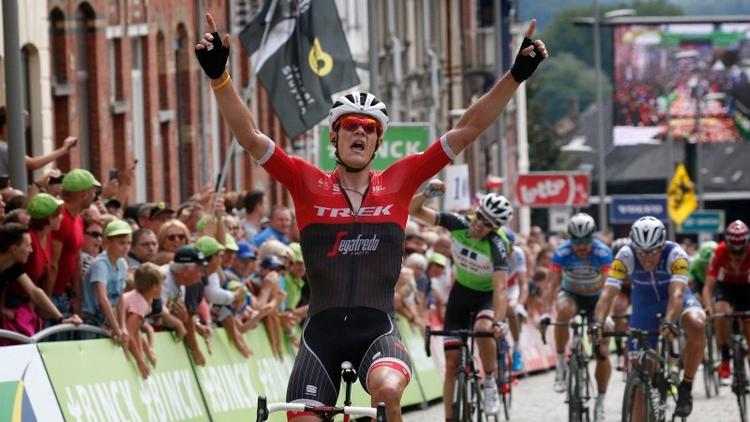 Jasper Stuyven holder hjem med et enkelt sekund til de nærmeste forfølgere, mens Tom Dumoulin i den grønne førertrøje jubler over sin samlede sejr. 