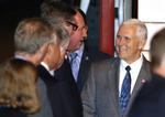 Australiens vicepremierminister, Barnaby Joyce, (i midten) fotograferet tidligere på året, hvor han hilser på USA's vicepræsident, Mike Pence (th.) 