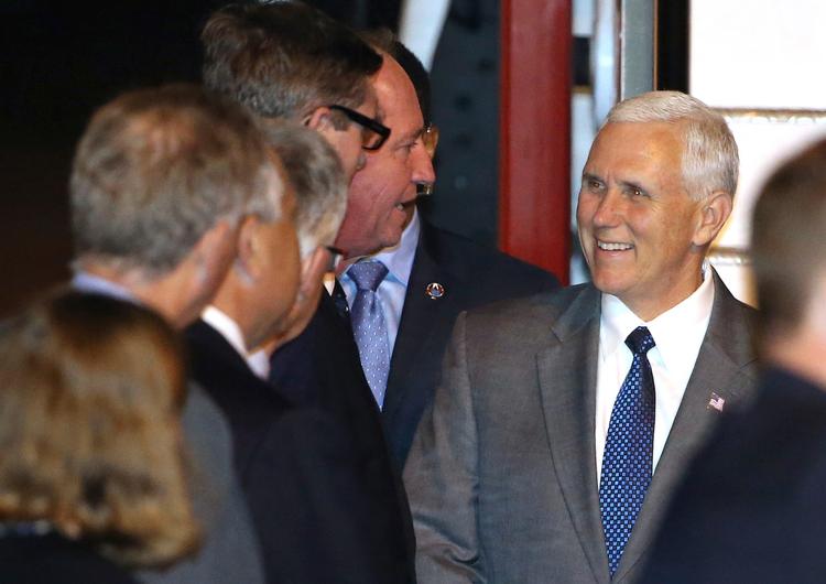 Australiens vicepremierminister, Barnaby Joyce, (i midten) fotograferet tidligere på året, hvor han hilser på USA's vicepræsident, Mike Pence (th.) 