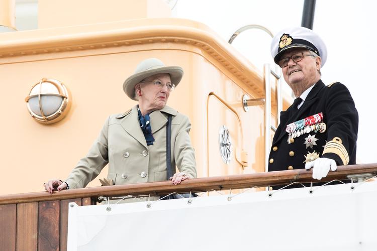 Prins Henrik er utilfreds med sin status og vil gerne kaldes konge. Men hvad betyder ordet egentlig? 