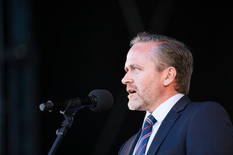 Anders Samuelsen har måttet søndag erkende, at regeringen ikke kommer igennem med lettelser af topskatten.  
