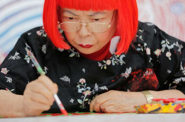 Yayoi Kusama er en af kunstens vigtigste og mest farverige skikkelser. Nu får hun et museum til sig selv. Af sig selv. 
