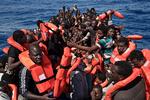 Frivillige redder bådflygtninge i Middelhavet
