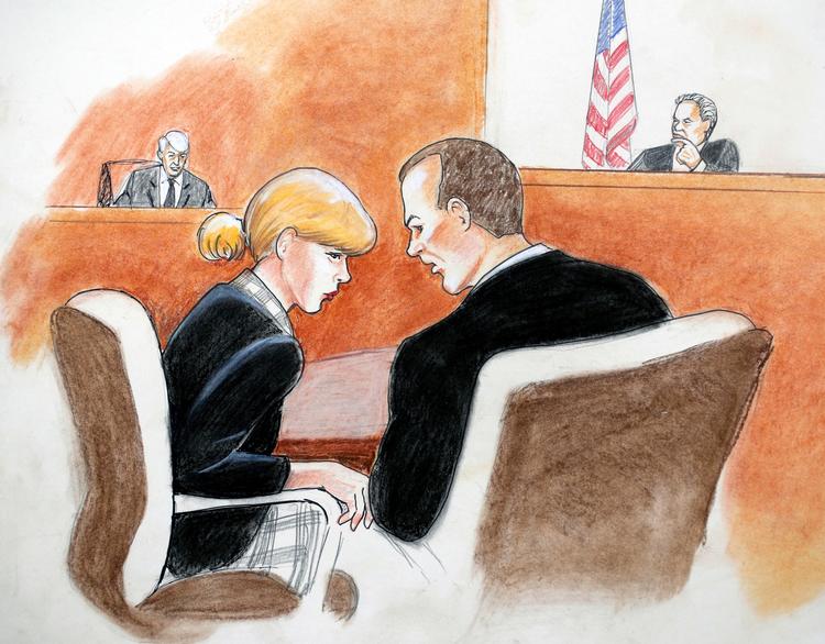 Illustration fra retten: Taylor Swift med sin advokat under retssagen. Til venstre i baggrunden ses David Mueller. 
   Illustration: Jeff Kandyba