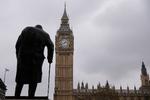 'Queen Elizabeth II Tower'-tårnet med den berømte klokke i baggrunden - foran står en statue af Winston Churchill. 