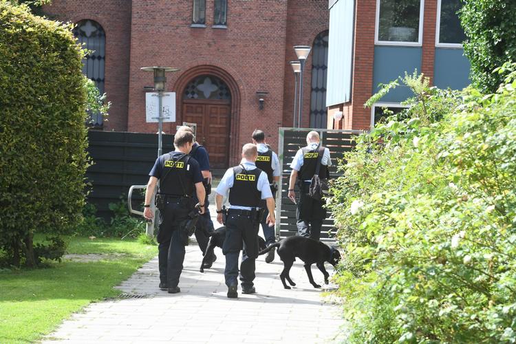 Betjente ved en af de ejendomme i København, som bliver ransaget.  