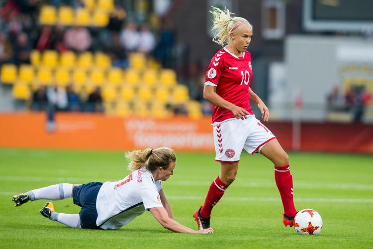 Pernille Harder kan nu få papir på, at hun er en af Europas bedste spillere. 