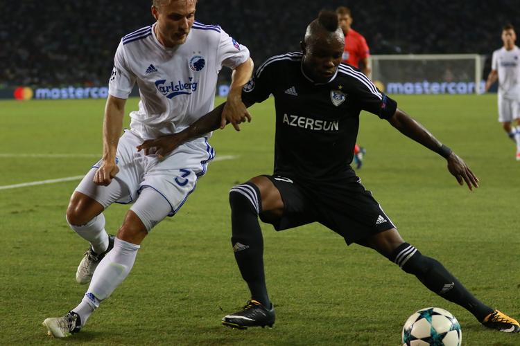 Pierre Bengtsson (tv.) fra FC København i nærkamp med Qarabags Donald Guerrier.
   