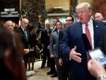 Trump kommenterer urolighederne i Charlottesville over for journlalister i sit Trump Tower i New York, mens stabschefen i Det Hvide Hus, John Kelly, (tv.) ser til.  