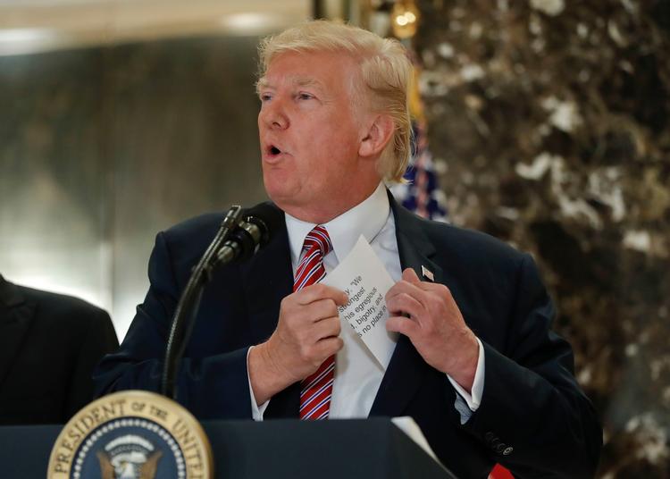 Præsident Trump trak på tirsdagens pressemøde et papir frem fra med den erklæring, han udsendte lørdag om politisk vold i Virginia. Den erklæring undsagde han senere, men nu er han vendt tilbage til denne erklæring, der fordømmer venstre- og højrefløjen ligeligt for volden. 