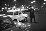 Mange danskere kæmpede desperate kampe for at få papir-selvangivelserne gjort færdige og afleveret til tiden. I København blev der ligefrem oprettet en selvangivelses-drive-in, hvor borgerne i sidste øjeblik kunne aflevere selvangivelsen ud af bilruden. Her i Gyldenløvesgade i 1965.  