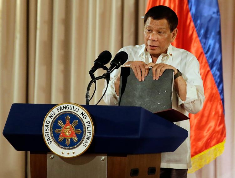 Filippinernes præsident, Rodrigo Duterte, i onsdags, hvor han truede menneskerettighedsorganisationer. Tidligere har han også lovprist drab på journalister. 