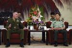 Joseph Dunford (tv.) fotograferet under dagens besøg i Kina, hvor han mødes med den næstøverste for landets militære ledelse, Fan Changlong. 