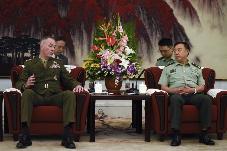 Joseph Dunford (tv.) fotograferet under dagens besøg i Kina, hvor han mødes med den næstøverste for landets militære ledelse, Fan Changlong. 