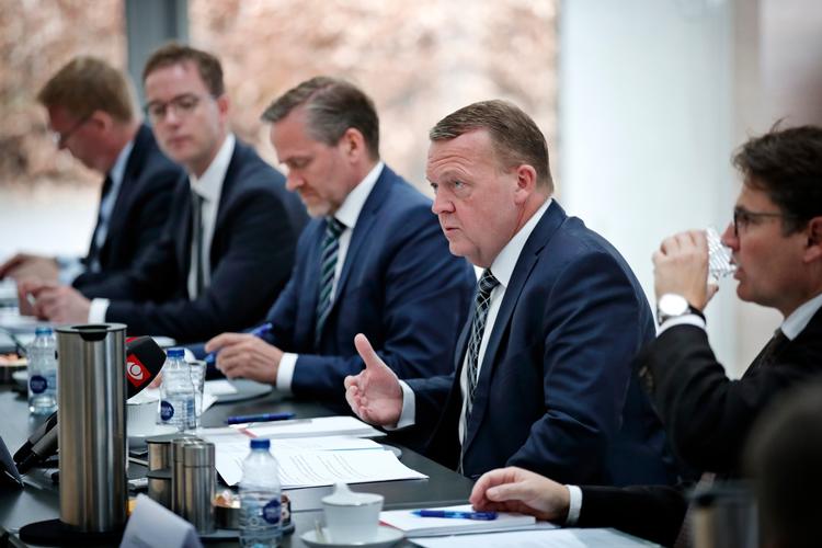 Lars Løkke Rasmussen tog forskud på kvoteskandalen ved at fjerne fiskeriet fra Esben Lunde Larsen (nr. 2 fra venstre). 