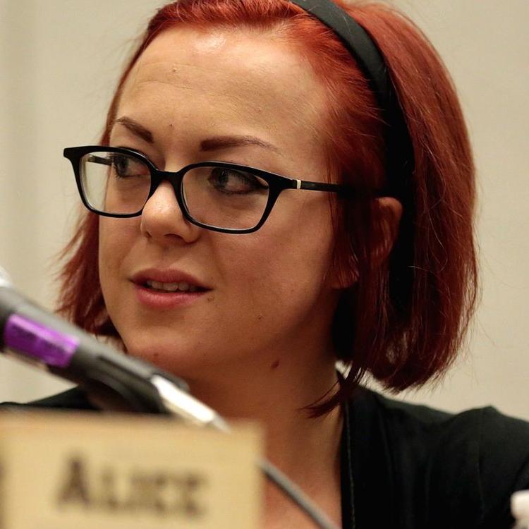 V.E. Schwab ses her tidligere på året under en tegneseriekonference i Phoenix, Arizona.  