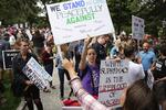 Aktivister protesterer i kølvandet på de dramatiske begivenheder i Charlottesville, hvor højrenationale og venstreorienterede stødte sammen.  
