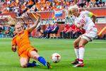 Pernille Harder (th.) fik sit helt store gennembrud ved EM. Her er hun i finalen mod Holland. 