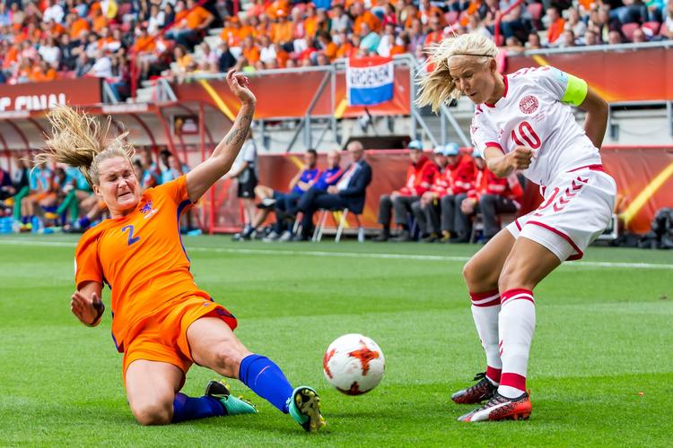 Pernille Harder (th.) fik sit helt store gennembrud ved EM. Her er hun i finalen mod Holland. 
