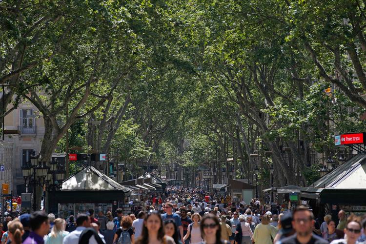 Ramblaen strækker sig fra Barcelonas havn til den centrale Plaza Catalunya. Og er altid fyldt med mange mennesker. (arkivfoto)  