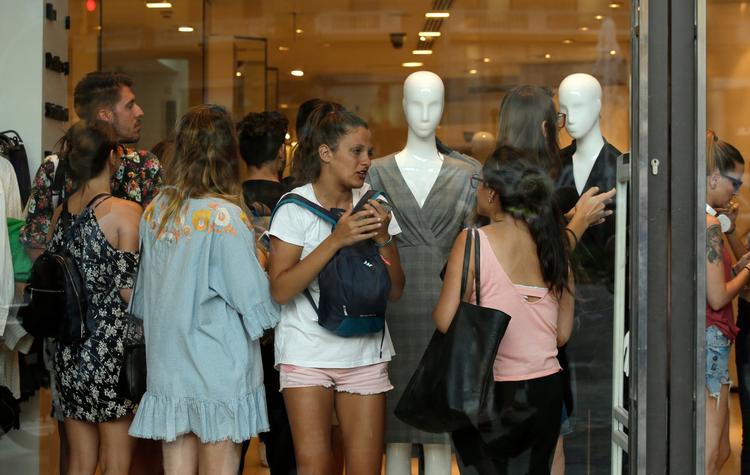 Ved torsdagens angreb i Barcelona søgte folk tilflugt i butikker. 
