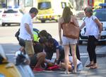 En såret bliver behandlet på gaden i Barcelona, efter en hvid varevogn torpederede og sårede 100 personer på hovedgaden La Rambla i et terrorangreb. 13 er dræbt.  Oriol Duran/AP